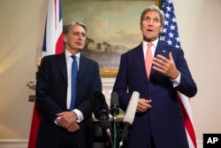 Ngoại trưởng Mỹ John Kerry nói về cuộc khủng hoảng đang diễn ra tại Syria trong cuộc họp báo với Ngoại trưởng Anh Philip Hammond tại Lonon, ngày 19/9/2015.