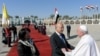 Papa Francis di dema xatirê xwe ji Serokkomarê Îraqê Berhem Salih û hevjina wî Serbagh Salih dixwaze, Bexda, Îraq, 8 Adar 2021.
