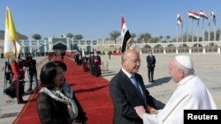 Paus Fransiskus mengucapkan salam perpisahan kepada Presiden Irak Barham Salih dan istrinya, Sarbagh Salih, sebelum terbang ke Roma, di Bandara Internasional Baghdad, Irak, Senin, 8 Maret 2021. (Foto: Vatican Media via Reuters)