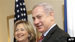 Ngoại trưởng Mỹ Hillary Clinton, trái, bắt tay với Thủ tướng Israel Benjamin Netanyahu trong 1 cuộc họp ở New York, Thứ Năm 11/11/2010