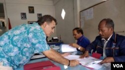 Carlos Melgares Varon ketika mendaftarkan diri ke panitia penjaringan Partai NasDem di Kabupaten Samosir, Sumatera Utara, Jumat (18/10). (Courtesy: Carlos Melgares Varon)
