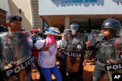Las protestas ocurridas en abril y mayo de 2018 en Nicaragua contra Daniel Ortega fueron a menudo enfrentadas violentamente por fuerzas y partidarios de su gobierno.