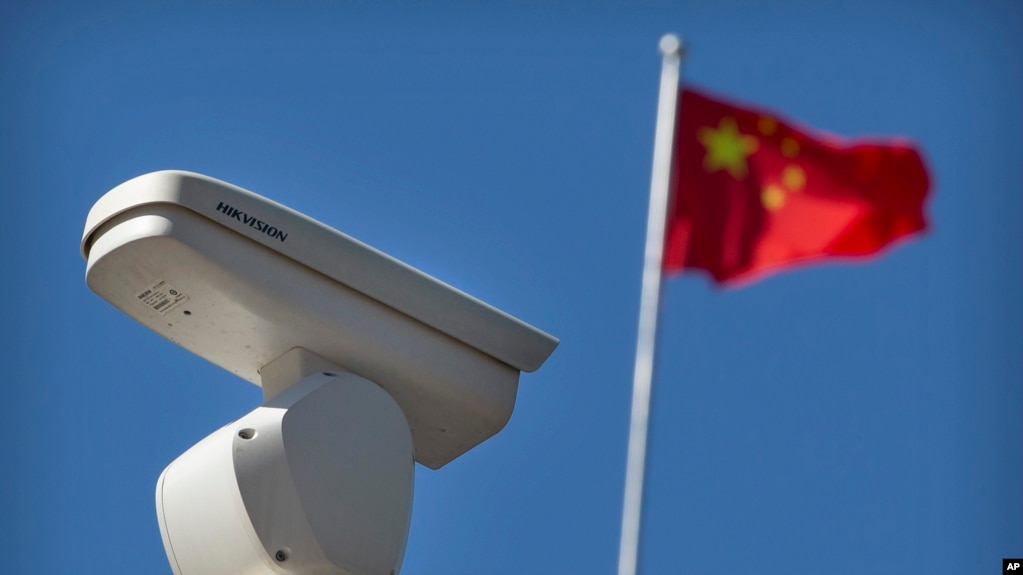 北京的一处海康威视监视摄像头旁飘扬的中国国旗。（2019年10月8日）(photo:VOA)