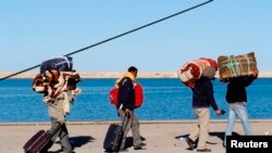 Des Egyptiens fuient la Libye à bord 'un bateau dans la ville portuaire de Zarzis, en Tunisie, le 2 mars 2011.