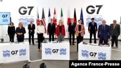 ບັນດາລັດຖະມົນຕີຕ່າງປະເທດ ແລະ ການພັດທະນາຂອງກຸ່ມ G-7 ຢືນຖ່າຍຮູບລວມກຸ່ມ ໃນລະຫວ່າງການປະຊຸມວັນສຸດທ້າຍຂອງກອງປະຊຸມສຸດຍອດ G-7, ເມືອງ ລີເວີພູລ, ປະເທດ ອັງກິດ. 12 ທັນວາ, 2021.