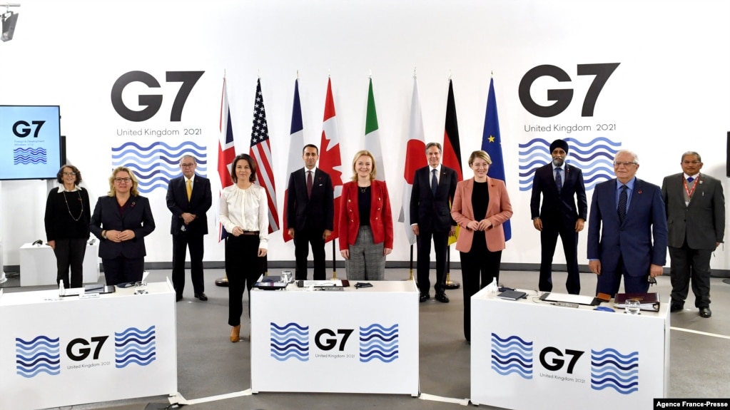 七国集团（G7）外长和发展部长在会上合影。（2021年12月12日）(photo:VOA)