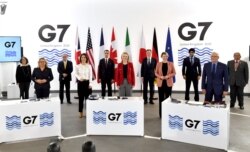 Menteri Luar Negeri dan Pembangunan G-7 berfoto bersama pada hari terakhir KTT G-7 di Liverpool, barat laut Inggris, 12 Desember 2021.