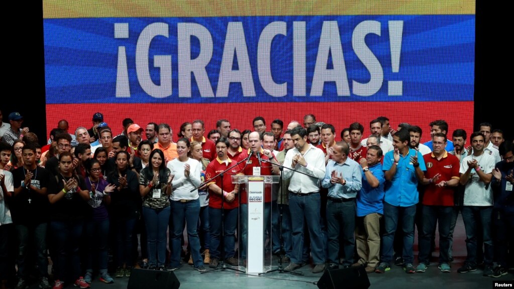 "Hoy más que nunca nos sentimos orgullosos de ser venezolanos", dijo el diputado opositor Julio Borges, presidente de la Asamblea Nacional, resaltando "la pulcritud y transparencia" del proceso.