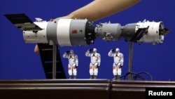 神舟9号载人飞船与天宫一号空间实验室对接模型
