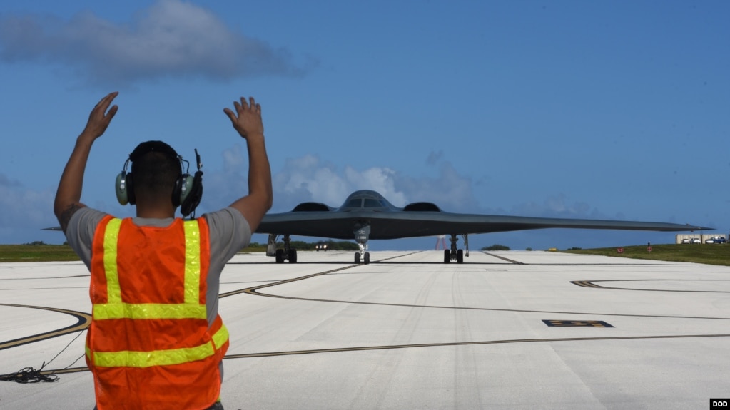 美军一架B-2战略轰炸机飞抵关岛美军基地（美国国防部 2018年1月8日）(photo:VOA)
