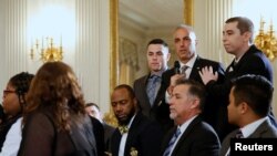 Andrew Pollack, papa elèv ki frekante Lise Marjory Stoneman Douglas, avèk pititgason li, pandan li t ap pale de pitifi li, Meadow, ki te mouri nan atak ki te fèt nan lekòl la mekredi 14 fevriye pase a. Misye Pollack te pale pandan Prezidan Donald Trump t ap koute temwayaj sivivan atak ki te fèt nan lekòl Ozetazini ak yon gwoup etidyan. Rankont sa a te fèt nan La Mezon Blanch mèkredi 21 fevriye 2018 la.