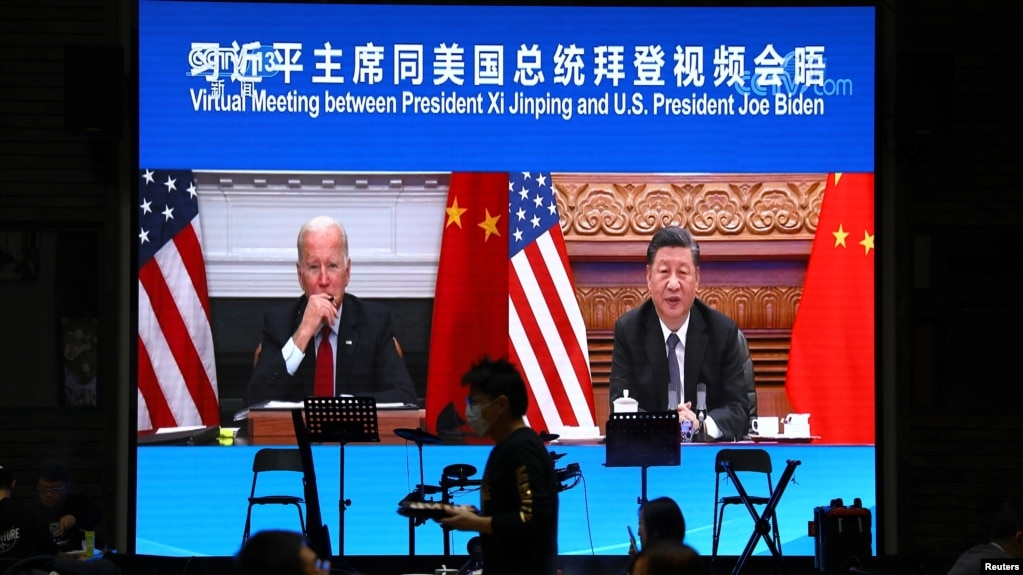 北京一家餐厅的显示屏上播放美国总统拜登与中国国家主席习近平的首次视频会晤。（2021年11月16日）(photo:VOA)