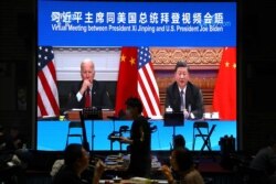 Sebuah layar memperlihatkan Presiden China Xi Jinping menghadiri pertemuan virtual dengan Presiden AS Joe Biden melalui tautan video, di sebuah restoran di Beijing, China, 16 November 2021. (Foto: Reuters)
