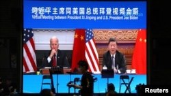 2021年11月16日，中国北京的一家餐馆内的电视屏幕显示中国国家主席习近平正通过视频与美国总统拜登举行虚拟会晤。（路透社照片）