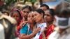 Công nhân Bangladesh đi làm trở lại sau vụ sập xưởng may