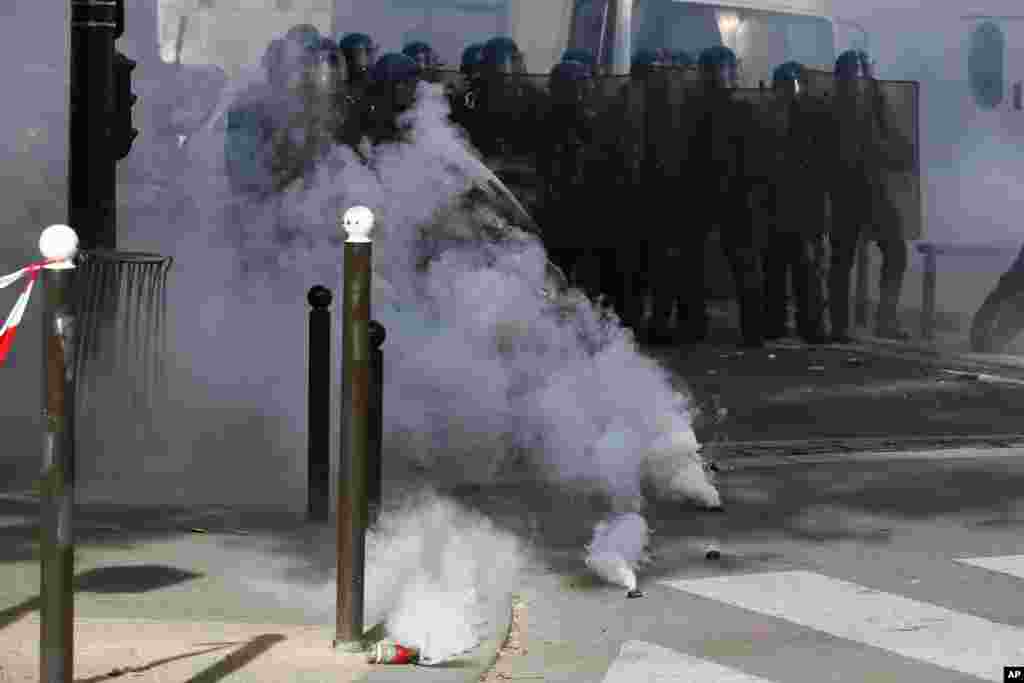 پلیس ضدشورش فرانسه در مقابله با تظاهرکنندگان در پاریس از گاز اشک آور استفاده کرد. معترضان به قوانین جدید کار و تجارت که دو روز پیش امانوئل ماکرون،رئیس جمهوری فرانسه امضا کرد دست به تظاهرات زده اند.