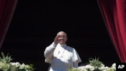 Đức Giáo Hoàng Phanxicô ban phước từ ban công của Vương Cung Thánh Đường Thánh Phêrô vào cuối Thánh Lễ Phục Sinh tại quảng trường Thánh Phêrô ở Vatican, ngày 20/4/2014.