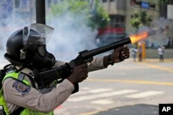 Un agente de la Policía Nacional de Venezuela dispara gas lacrimógeno contra manifestantes en una protesta en Caracas, el lunes 10 de abril de 2017.