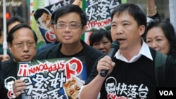 香港民主黨立法會議員胡志偉(右一)將會向特首梁振英提出不信任動議（美國之音湯惠芸拍攝）