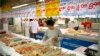一名妇女在北京的一个超市在买鸡肉。（资料照片） 