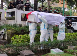 Jenazah Rachmawati Soekarnoputri dimakamkan di TPU Karet Bivak dengan standart protokol kesehatan pasien COVID-19, 3 Juli 2021. (Foto: VOA/Indra Yoga)