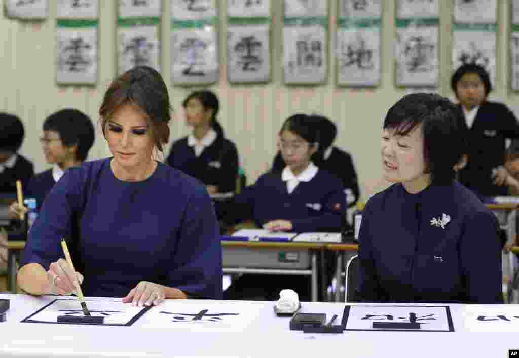 ملانیا ترامپ بانوی اول&nbsp; به همراه همسر نخست وزیر ژاپن در کلاس خوشنویسی دبستانی در توکیو. خانم ترامپ کلمه صلح را نوشت.