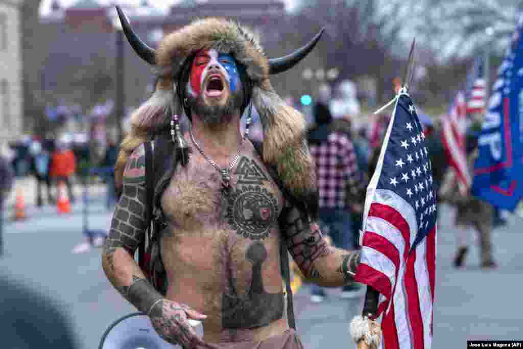 Apoiantes do Presidente Donald Trump marcham na capital, contra a confirmação dos votos do colégio eleitoral a ter lugar no capitólio, em Washington DC, 6 de Janeiro 2021