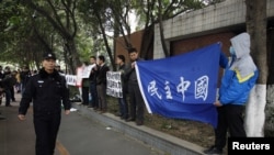 Người biểu tình trưng biểu ngữ bên ngoài trụ sở tờ Nam Phương tuần báo ở Quảng Châu, ngày 9/1/2013.