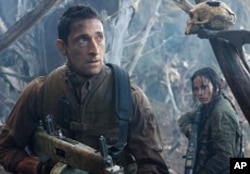 In an alien game preserve Royce (Adrien Brody) and Isabelle (Alice Braga) discover they're the game