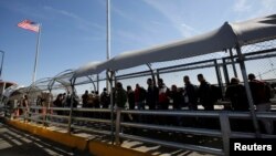 Cuban migrants queue to enter El Paso, Texas, for their appointment to request asylum in the U.S., at the Paso del Norte international border crossing bridge, in Ciudad Juarez, Mexico, April 1, 2019.