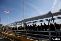 Cuban migrants queue to enter El Paso, Texas, for their appointment to request asylum in the U.S., at the Paso del Norte international border crossing bridge, in Ciudad Juarez, Mexico, April 1, 2019.