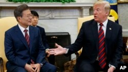 Presiden AS Donald Trump menerima Presiden Korea Selatan, Moon Jae-in (kiri) hari Selasa (22/5) di Gedung Putih. 