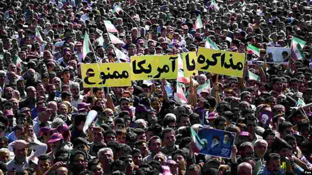 در حاشیه حضور حسن روحانی، رئیس جمهوری ایران در مازندران، خبرگزاری فارس این عکس را منتشر کرده است. تعدادی از حاضران پلاکاردی در دست دارند که روی آن نوشته "مذاکره با آمریکا ممنوع". اشاره آنها به این جمله آیت الله خامنه ای است. عکس: مصطفی کاظمی، فارس