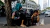 Seorang anak bersama neneknya beristirahat di jalur pejalan kaki di Jakarta, 10 Oktober 2019. Maraknya makanan murah dan mengenyangkan, tapi minim gizi mengakibatkan jutaan anak mengalami masalah kesehatan. (Foto: AFP)
