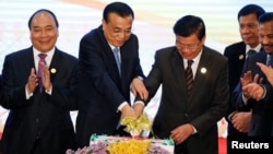 라오스 비엔티안에서 7일 열린 아세안 정상회의에서 리커창 중국 총리(왼쪽 2번째)가 아세안 회원국 정상들과 기념 케이크를 자르고 있다.