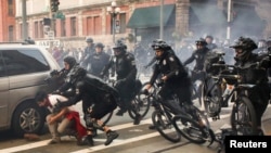 La policía en Seattle, Washington, arrestó a manifestantes anti capitalismo durante la marcha del 1 de mayo.