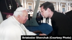 Голова УГКЦ, а тоді ще молодий священник, Святослав Шевчук під час зустрічі з Папою Римським Іваном Павлом Другим у Римі.