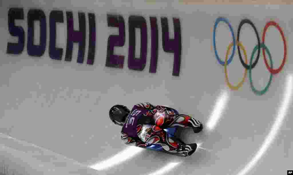 Vận động viên Hidenari Kanayama của Nhật Bản hoàn tất tập luyện trượt băng lòng máng (luge) trước Thế vận hội Mùa Đông Sochi 2014, ngày 4/2/2014.