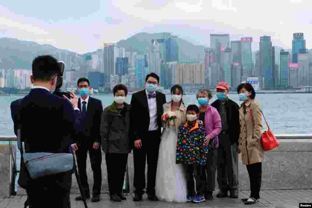 ہانگ کانگ میں ایک جوڑے نے شادی کی رجسٹریشن کے لیے 24 فروری کا دن چنا تھا۔ دونوں نے شادی کے موقع پر احتیاطی تدابیر کے طور پر کرونا وائرس سے بچنے کے لیے ماسک استعمال کیے۔