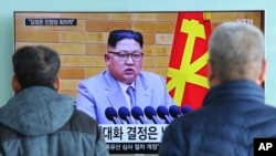 Người dân theo dõi bài phát biểu của Lãnh tụ Triều Tiên Kim Jong Un vào ngày đầu năm mới ở Seoul, Hàn Quốc, ngày 3/1/2018. Trong bài phát biểu này, lãnh đạo Triều Tiên đã mở đường cho các cuộc hội đàm với Hàn Quốc.