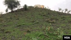 Hadjer Hadid le nom de cette montagne attribuée à la ville, au Tchad, le 18 juillet 2017. (VOA/André Kodmadjingar)