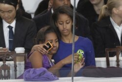 FILE - Sasha dan Malia Obama dengan smartphone mereka, pada tahun 2013.