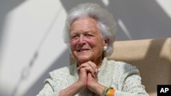 រូបឯកសារ៖ លោកស្រី Barbara Bush ភរិយា​អតីត​ប្រធានាធិបតី​ស.រ.អា ស្តាប់​សំណួរ​របស់​អ្នកជំងឺ​ម្នាក់ ក្នុង​អំឡុង​ពេល​ដែល​លោកស្រី​ទៅ​ទស្សនកិច្ច​មន្ទីរពេទ្យ​កុមារ​នៅ​ឯ​មណ្ឌល​សុខភាពMaine ក្នុង​ទីក្រុង Portland នៃ​រដ្ឋMaine សហរដ្ឋ​អាមេរិក។