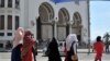 Des femmes passent devant une mosquée à Alger, 10 août 2016.(Photo: AP/Ouahab Hebbat)