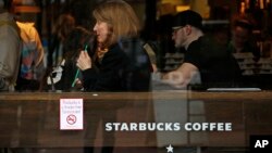 Para pengunjung bersantai di kafe Starbucks di Pittsburgh, Pennsylavania, 12 Januari 2017.