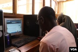 A university student uses offline digital library to read and download educational material at Ahmadu Belo University computer library. The innovation puts millions of digital academic documents, multimedia work and journals. (Mohammed Yusuf for VOA News)