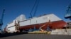 ساخت ناوشکن "یو.اس.اس زوم والت"، بزرگترین ناوشکن ساخته شده در آمریکا، در کارخانه کشتی سازی "بث آیرون ورکس" - آرشیو
