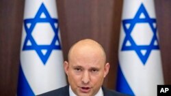 ARCHIVO - El primer ministro de Israel, Naftali Bennett, preside una reunión semanal del gabinete en su oficina en Jerusalén, el 14 de noviembre de 2021.