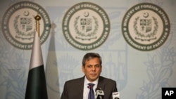 Juru bicara Kementerian Luar Negeri Pakistan, Nafees Zakaria, di kantornya di Islamabad (29/9). (AP/B.K. Bangash)