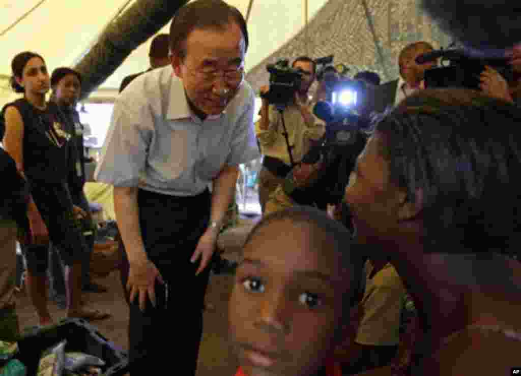 Xoghayaha guud ee QM Ban Ki-moon oo booqanaya dadkii ka bad-baaday dhulgariirkii Haiti.